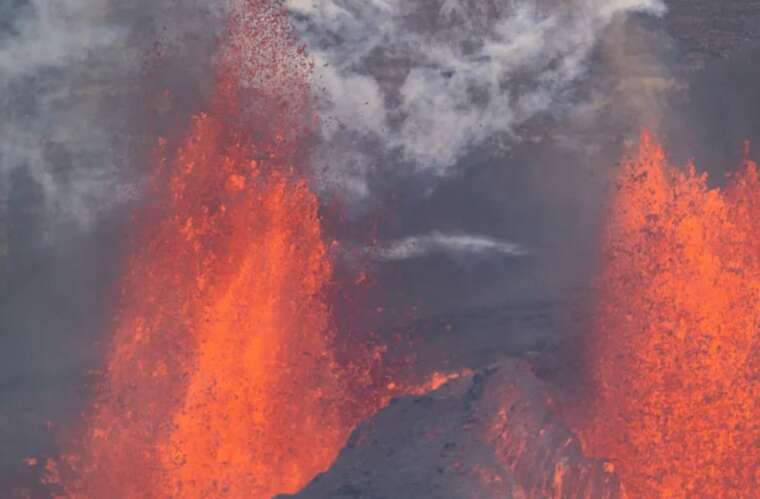 На Гавайях самый активный вулкан устроил шоу лавы с фонтанами