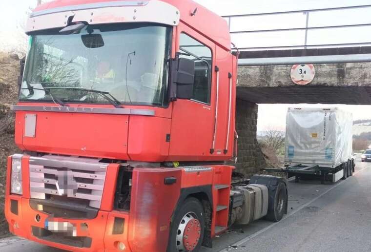 Вантажівка з України заблокувала трасу в Словаччині, пошкодивши шляхопровід