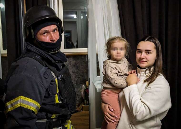 В Ірпені рятувальники визволили з балкона жінку, яку закрила її малолітня дитина