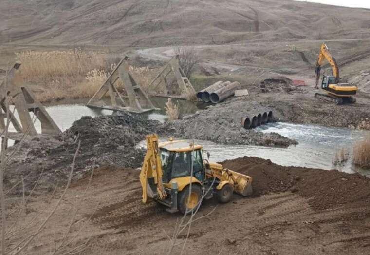 Біля окупованого Маріуполя Росія зводить нові мости