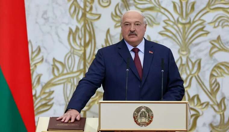 Лукашенко прийшов на свою сьому «інавгурацію» в піджаку з плямами