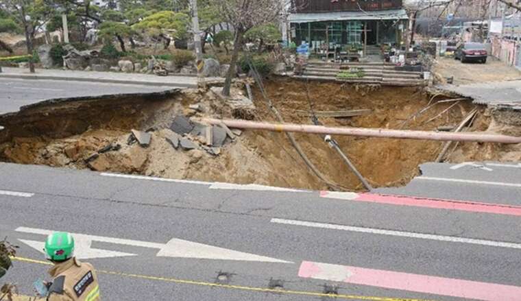 Мотоцикліст провалився в 20-метрову вирву в Сеулі