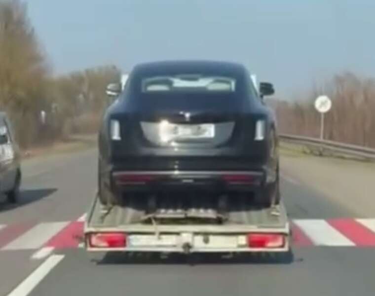 На дорозі в бік столиці транспортували новий Rolls-Royce Spectre 2025