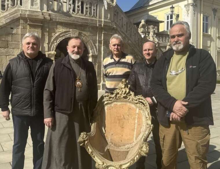До Львова повернули викрадене РПЦ крісло митрополита Андрея Шептицького