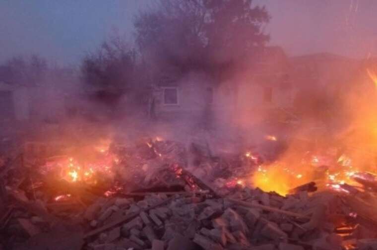 У Краснопіллі на Сумщині внаслідок авіаудару РФ зруйновано будинок, є постраждалий