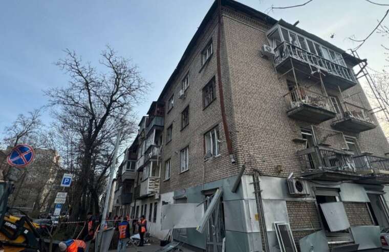 Дніпропетровська ОВА прокоментувала нічний обстріл РФ: є поранені, пошкоджено понад 60 автомобілів