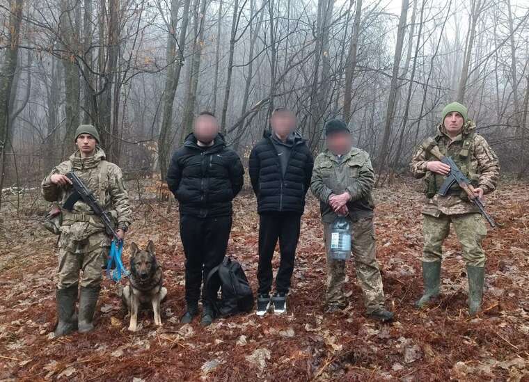 На Закарпатті 78-річний дідусь намагався провести двох ухилянтів до Словаччини