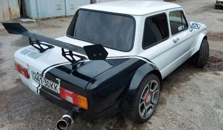 Тюнінг "Запорожця" буває яскравим і незвичайним: ЗАЗ-968М перетворили на компактний спорткар