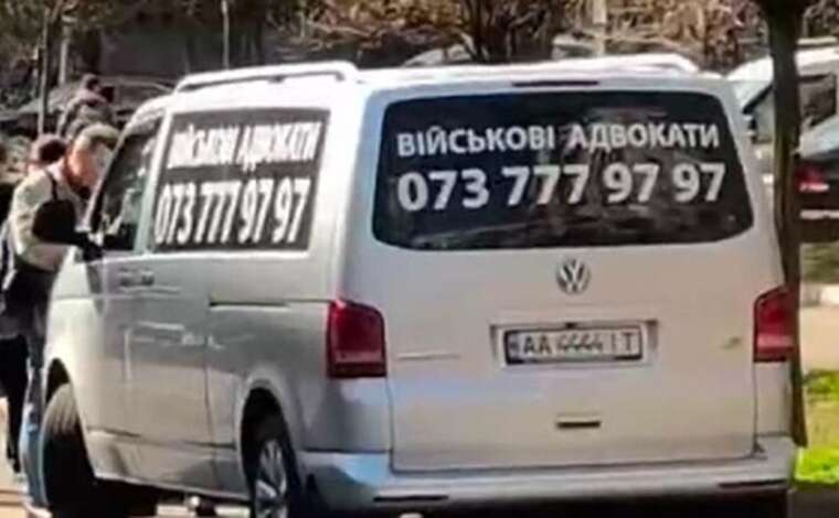 Ситуація навколо Голосіївського ТЦК: що відомо про «військових адвокатів» на мікроавтобусах