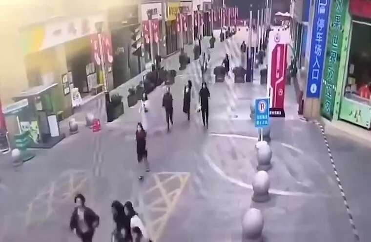 Землетрус в Таїланді: Вода з даху будівлі змила натовп людей