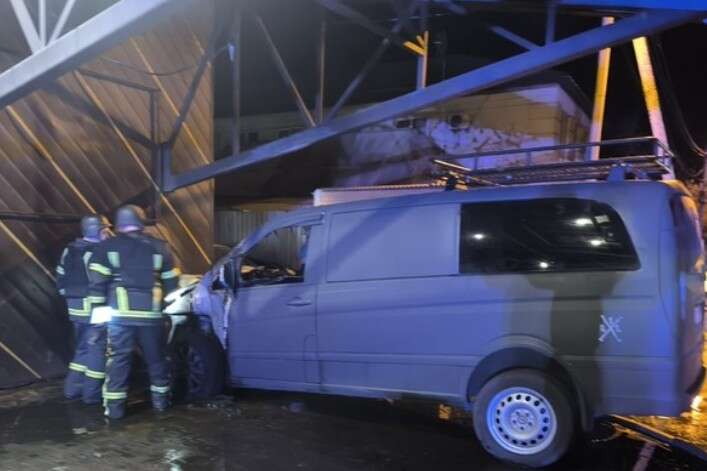 У центрі Миколаєва спалили військовий мікроавтобус: під підозрою підлітки