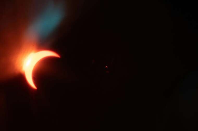 Жители Украины наблюдают солнечное затмение: первые кадры из регионов