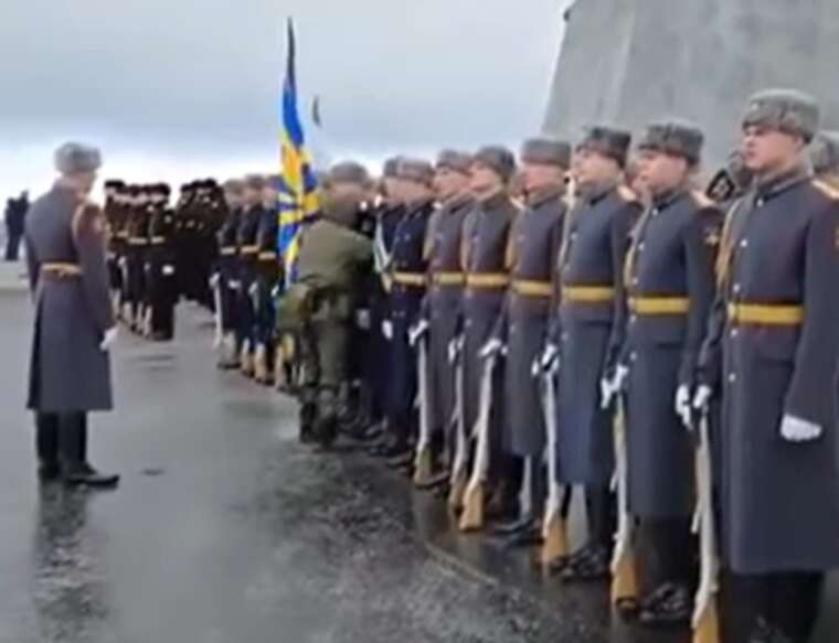 Перед приїздом Путіна в Мурманськ співробітник спецслужб обшукав кожного солдата почесної варти