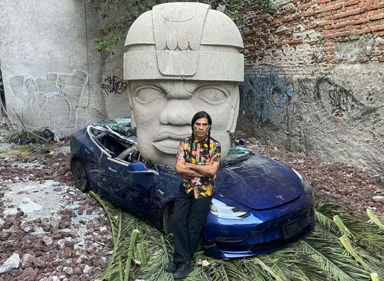 Мексиканець розчавив Tesla дев’ятитонною скульптурою, на знак протесту проти будівництва заводу в Мексиці