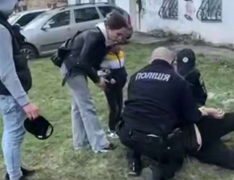 Жорстка мобілізація в Хмельницькому: чоловіка затримали на очах у дитини