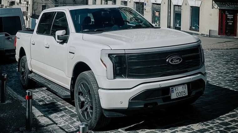  Tesla Cybertruck:     Ford F-150