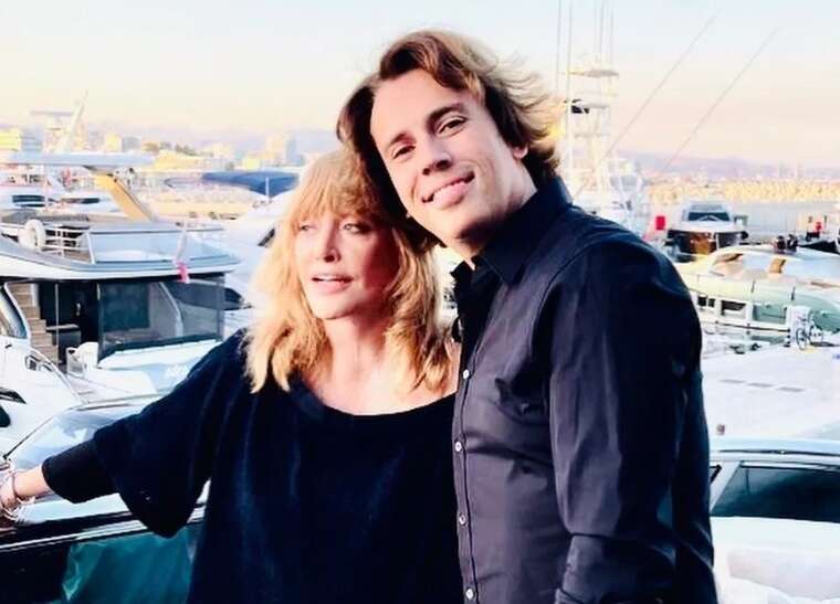 Алла Пугачёва выпустила песни о войне: Z-фанаты раскритиковали её