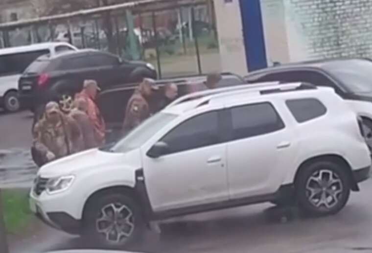 Forced mobilization in Pavlohrad, Dnipropetrovsk region: a man was dragged into a car