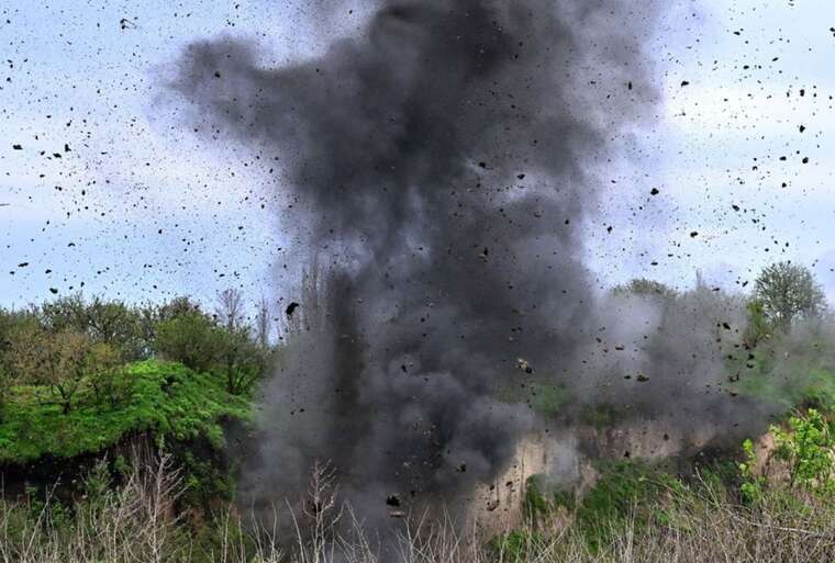На Харківщині вантажівка підірвалася на вибуховому пристрої: травмовано водія