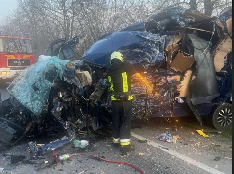 ДТП на Львівщині: вантажівка з автомобілями зіткнулася з бусом, двоє загиблих