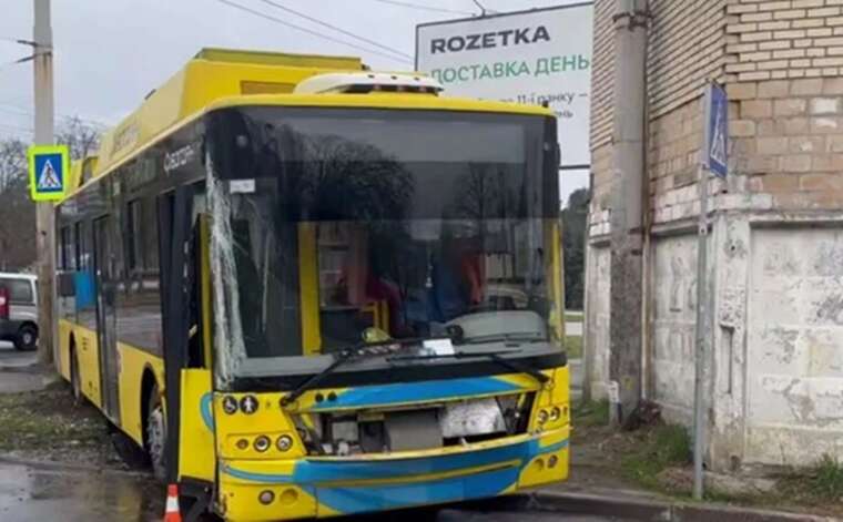 У Києві водієві тролейбуса стало зле за кермом: на проспекті Свободи сталася аварія