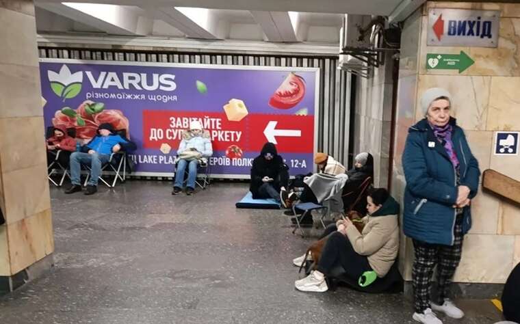 Due to the missile attack, the metro in Kyiv turned into a spontaneous shelter