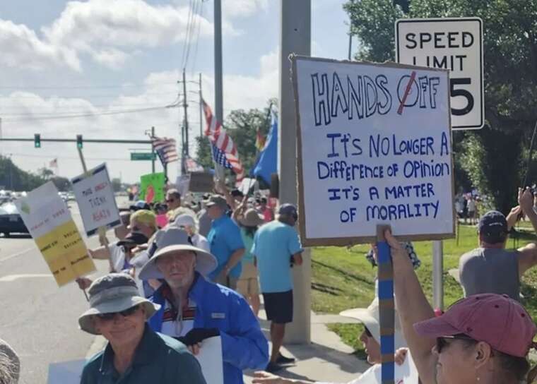 Протести проти Трампа та Ілона Маска: "Руки геть від України"