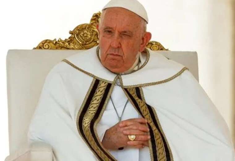 Папа Римський після довгої госпіталізації раптово з’явився перед вірянами