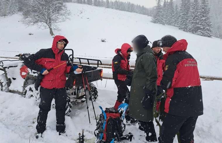 Спасатели помогли туристу, который заблудился на заснеженном высокогорье Карпат