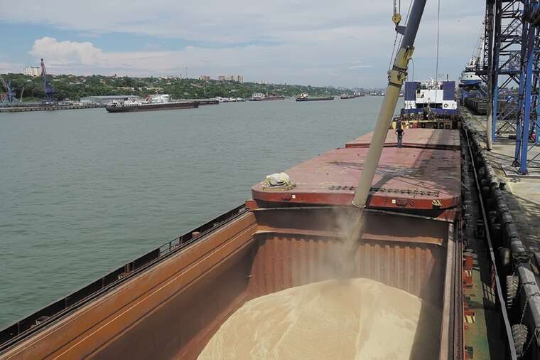 Служба зовнішньої розвідки України розшукала 39 суден і 80 капітанів «зернового флоту РФ»