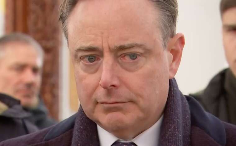 Прем’єр Бельгії у Бучі не стримав сліз після перегляду світлин звірств російських окупантів