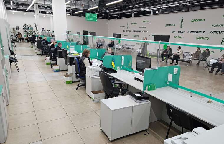 Сервісні центри МВС «зливають» клієнтів ТЦК у Дніпрі