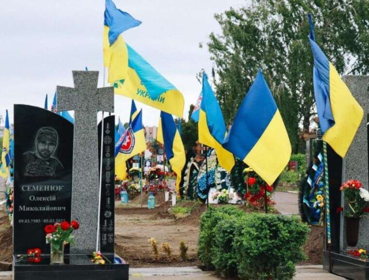 За 11 мільйонів без конкурсу: у Черкасах замовили надгробки для воїнів одному ФОПу