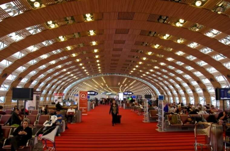 У паризькому аеропорту затримали співробітницю російського МЗС: посольство РФ надіслало ноту Франції