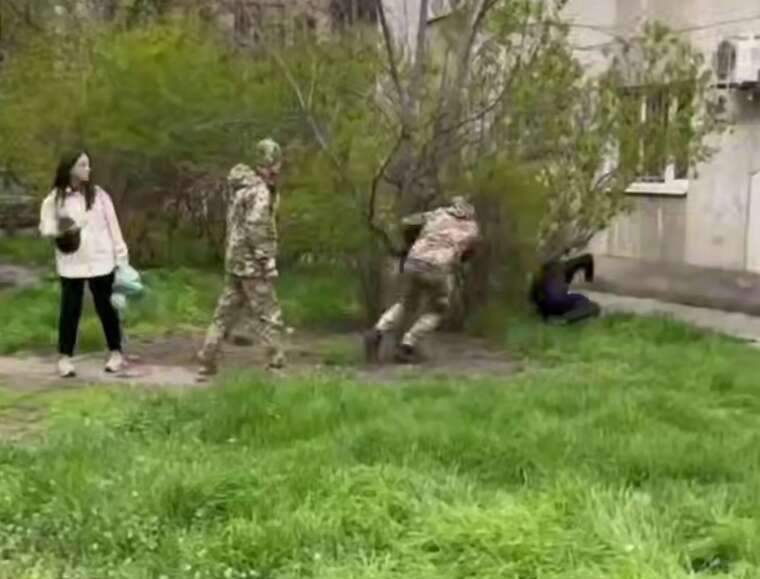 Footage of unsuccessful mobilization in the Odesa region: a man was saved by a bush at the last moment