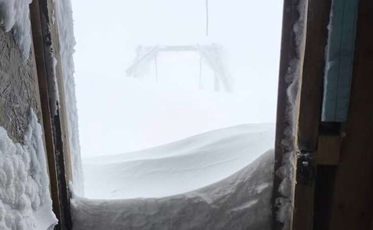 Карпати засипало снігом майже по пояс
