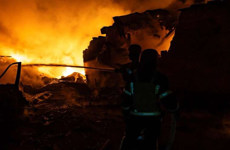 Внаслідок нічної атаки ворога на Київ постраждали троє людей