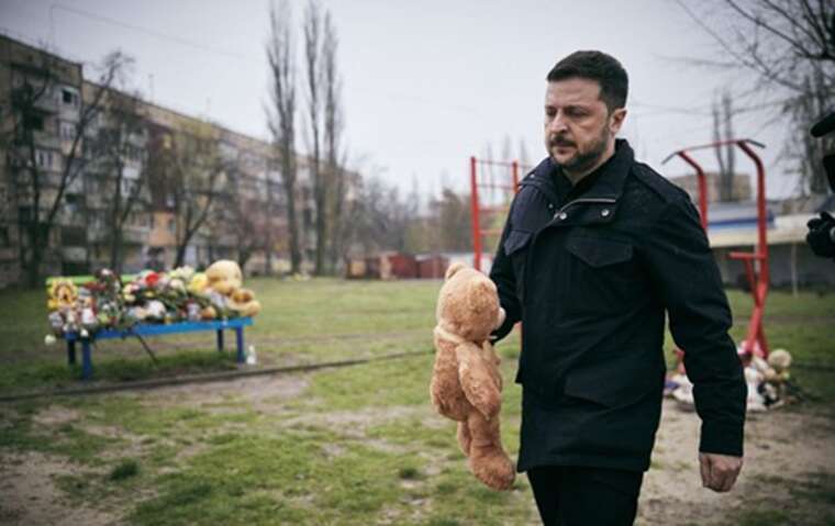 Вшанував загиблих: Зеленський приїхав на місце удару балістикою по Кривому Рогу