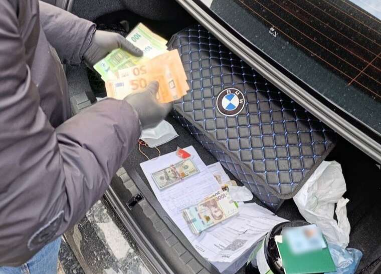 В Днепре задержали мужчину, который продавал автомобили, предназначенные для ВСУ