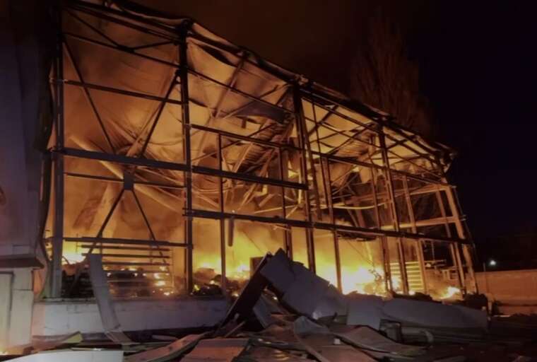 ДСНС опублікувала відео наслідків удару "шахедів" по підприємству в Святошинському районі Києва