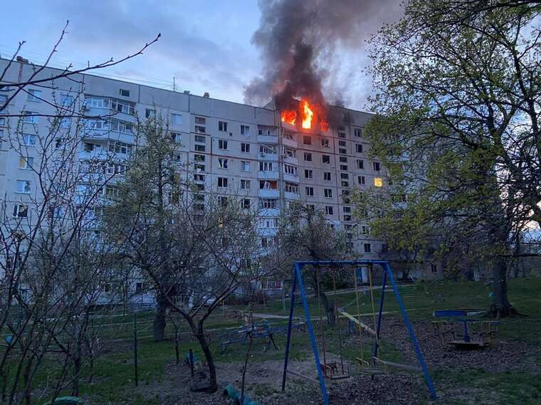 Окупанти атакували Харківщину авіабомбами й дронами: з’явилися кадри прильоту по багатоповерхівці в Куп’янську