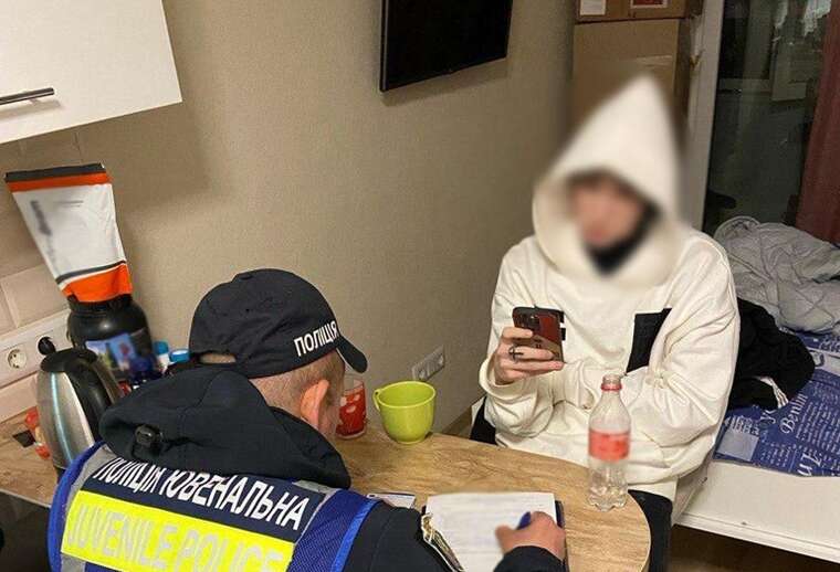 У Києві затримали підлітків за прослуховування російської музики та пиятику на Подолі