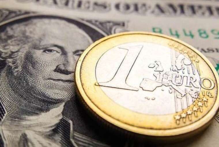 Євро витісняє долар як захисний актив — Bloomberg