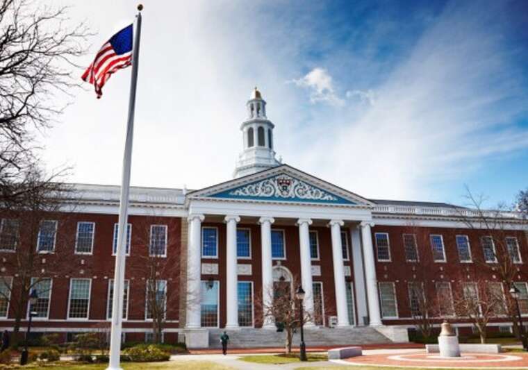 Администрация Трампа заморозила 2,2 миллиарда долларов финансирования Гарвардскому университету