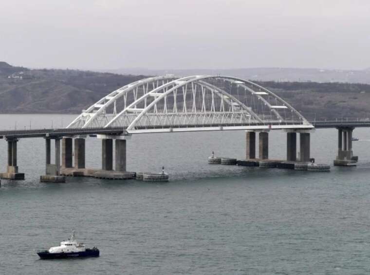 Кількість барж біля Кримського мосту зменшилася, - соцмережі