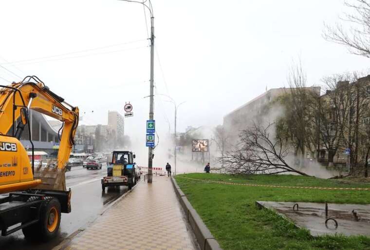 Cars are "floating" in boiling water: a pipeline burst in Kyiv