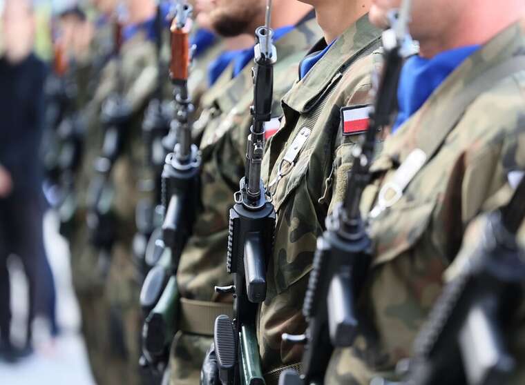 Майже половина молодих поляків готові добровільно вступити в армію в разі війни - опитування