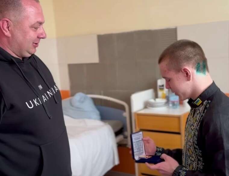 13-річного героя із Сум нагородили за порятунок людей із палаючого автобуса