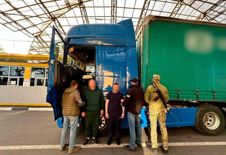 На «Ягодині» затримали далекобійника, який ховав ухилянта у спальному відсіку вантажівки