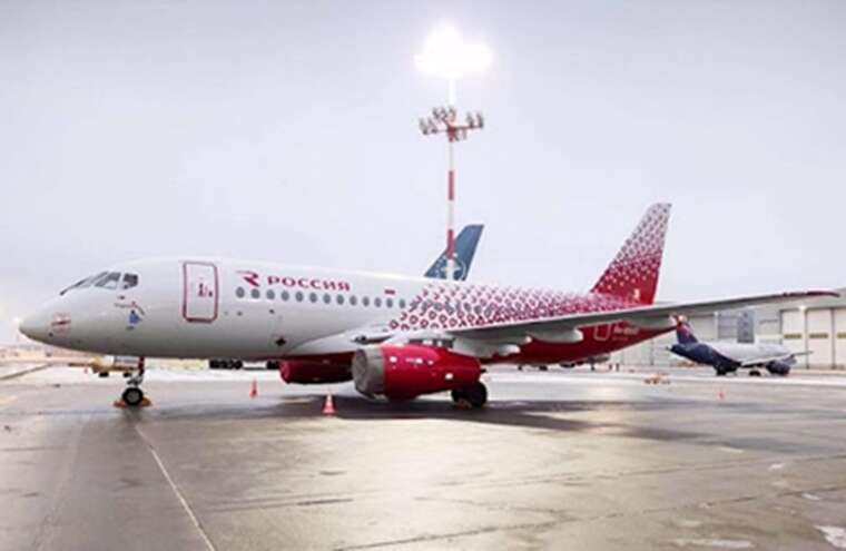 «Суперджет» російської авіакомпанії зламався в повітрі